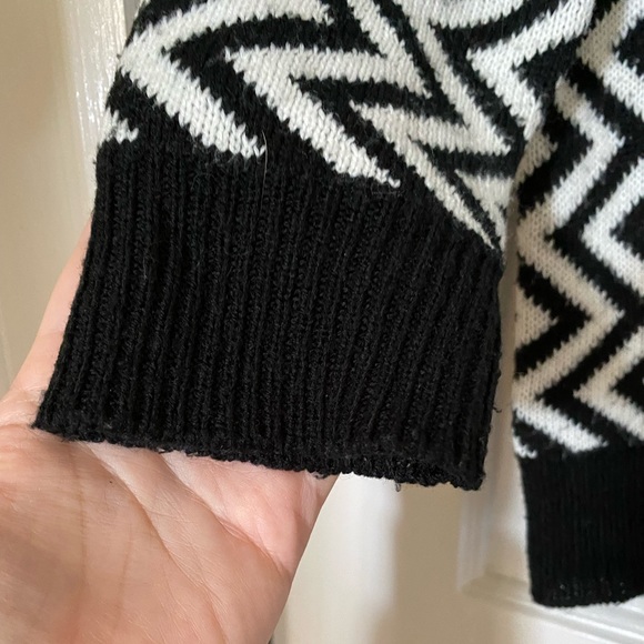 BB Dakota, Black and White Zig Zag Sweater, Twin Peaks, Size Small - Picture 6 of 8